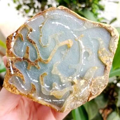 小伙執(zhí)意買下翡翠原石，切開后心涼一半！原石科技能幫我們避開陷阱嗎？